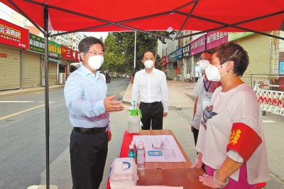 8月3日，省委书记楼阳生在郑州市调研疫情防控工作。本报记者董亮摄