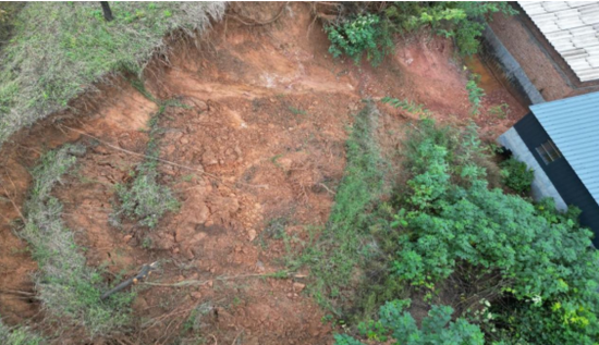 告成镇杨沟村1组山体滑坡现状