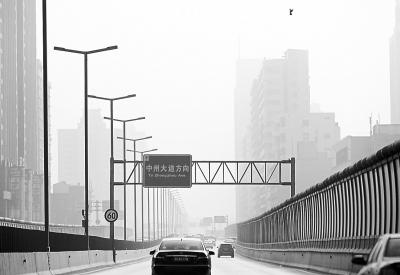 郑州3月份的一天,空中扬尘弥漫。记者白周峰摄影