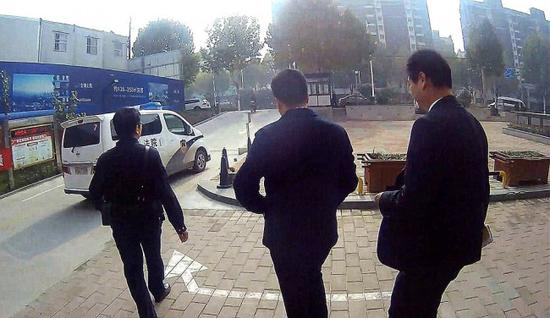 老赖欠款百万东躲西藏 新密火锅店内束手就擒