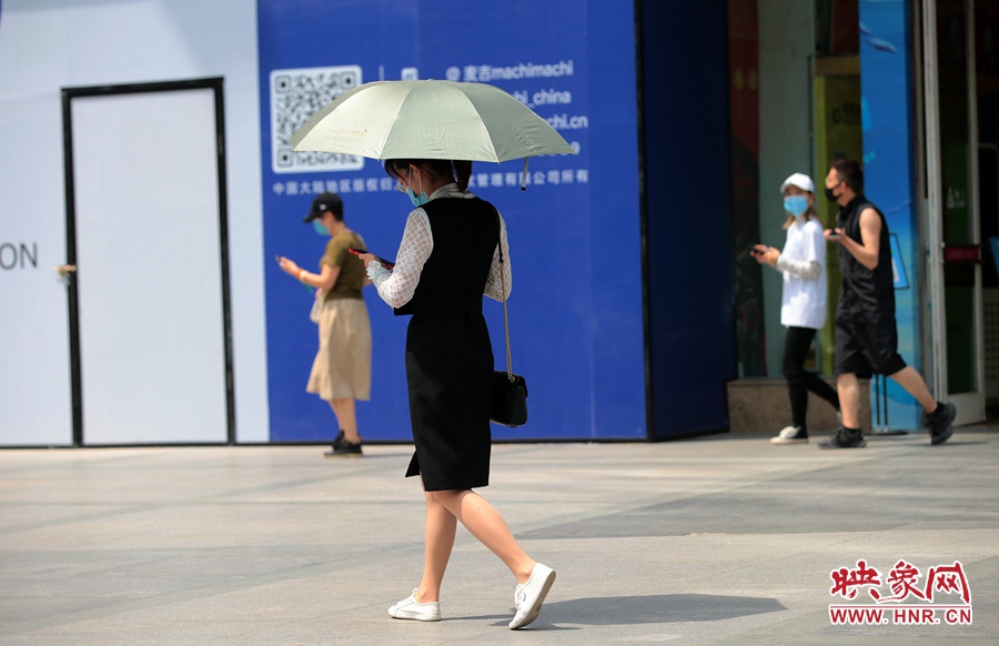 遮陽傘今天有了用武之地