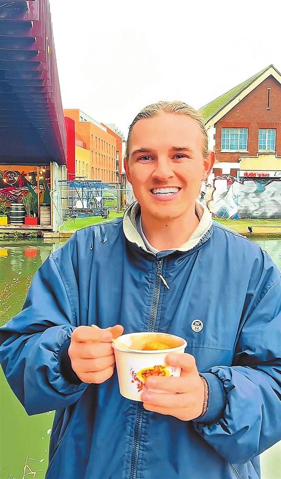 正在品尝胡辣汤的英国男子。 受访者供图