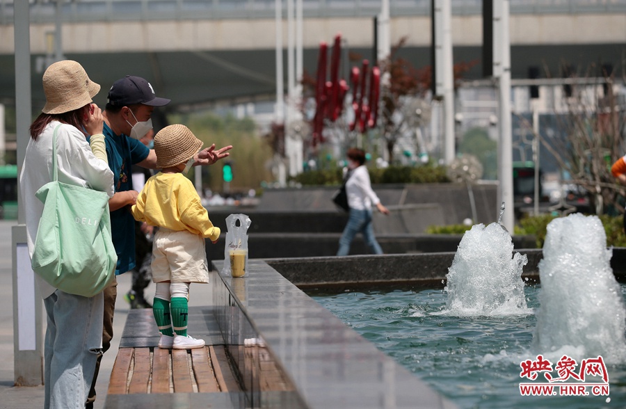 在噴泉邊有一絲涼意