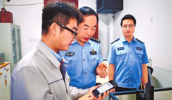 在比亚迪郑州航空港区工业园，郑州航空港经济综合实验区公安局岗李派出所比亚迪工业园警务室民警，向宿管宣讲反诈知识。