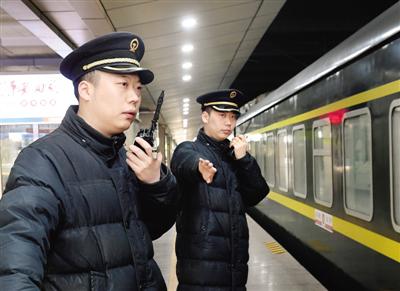 郑州火车站双胞胎为春运 郑州火车站双胞胎为春运