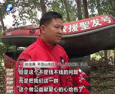 听说救援队装备被盗,附近的居民气愤不已。