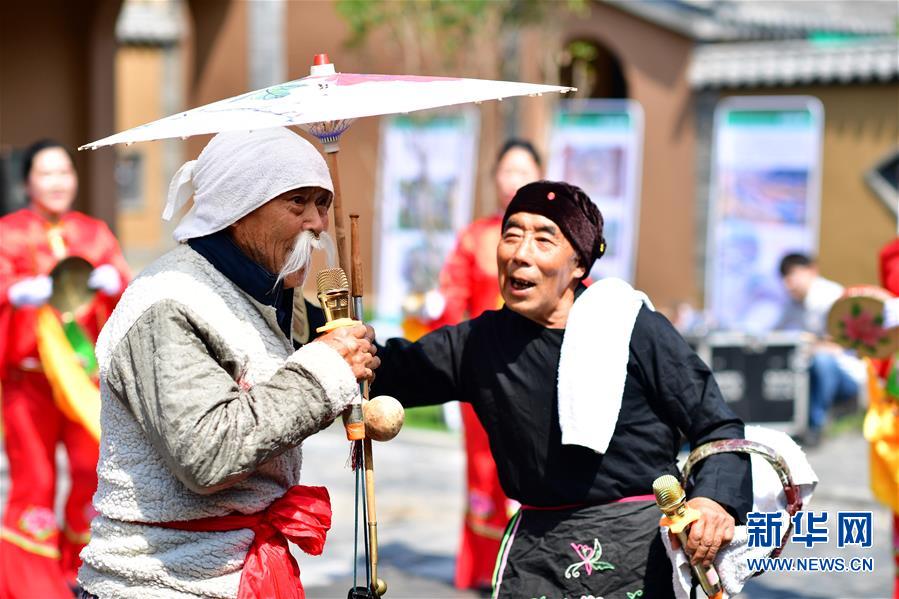 6月24日，村民在表演花鼓戏。