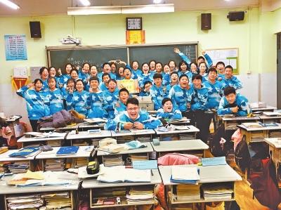 郑州市金水区硕爵学校初二（4）班学生合影。本报资料图片