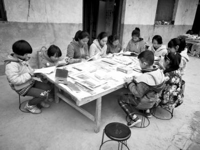 聽說圖書室添了新書，孩子們蜂擁而至。