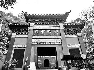 位于四川宜宾的“哪吒行宫”(左)和“哪吒洞”(右)