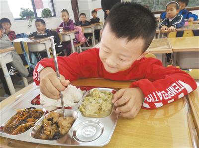 郑东新区永平路小学,和同学们一起吃午饭,很开心