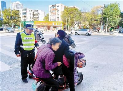  電動車違規載人被勸阻 鄭報全媒體記者 徐富盈 圖