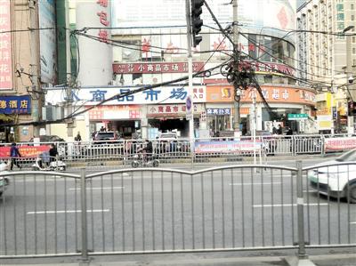 　福寿街路边电缆线杂乱