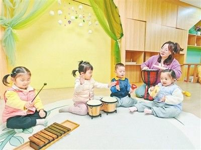  郑州市实验幼儿园托班师生音乐互动趣味足