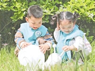 郑东新区第二实验幼儿园幼儿 拥抱大自然