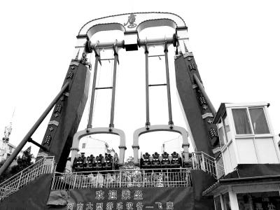 许昌西湖公园游乐设施发生事故 男子高空甩落
