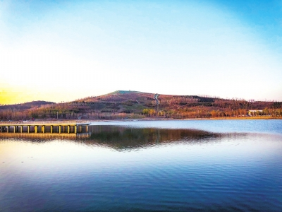 賈魯河北岸聳立起一座牟山，山腳下有人工湖泊。這里未來將成為一座濕地公園。