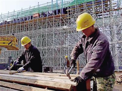 施工人員加緊施工