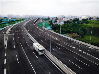  清洁车对路面进行清扫