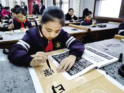 课后延时服务,学生们在练习书法
