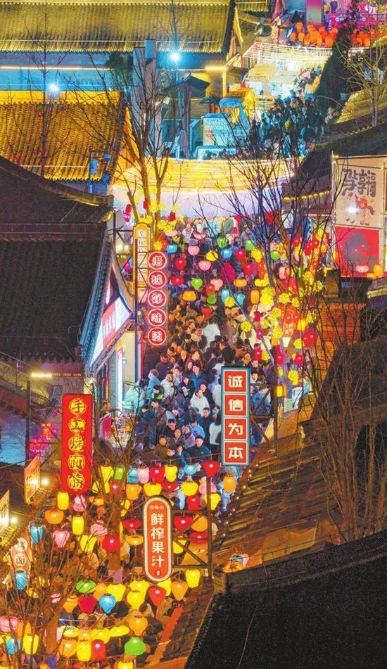 2月17日，农历正月初一，焦作市山阳区恩州驿古街游人如织、年味十足，国潮杂技、变脸、火壶等非遗表演，吸引众多市民游客驻足观看。