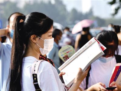 郑州四中考点,考前抓紧再看一眼 郑报全媒体记者 丁友明 图