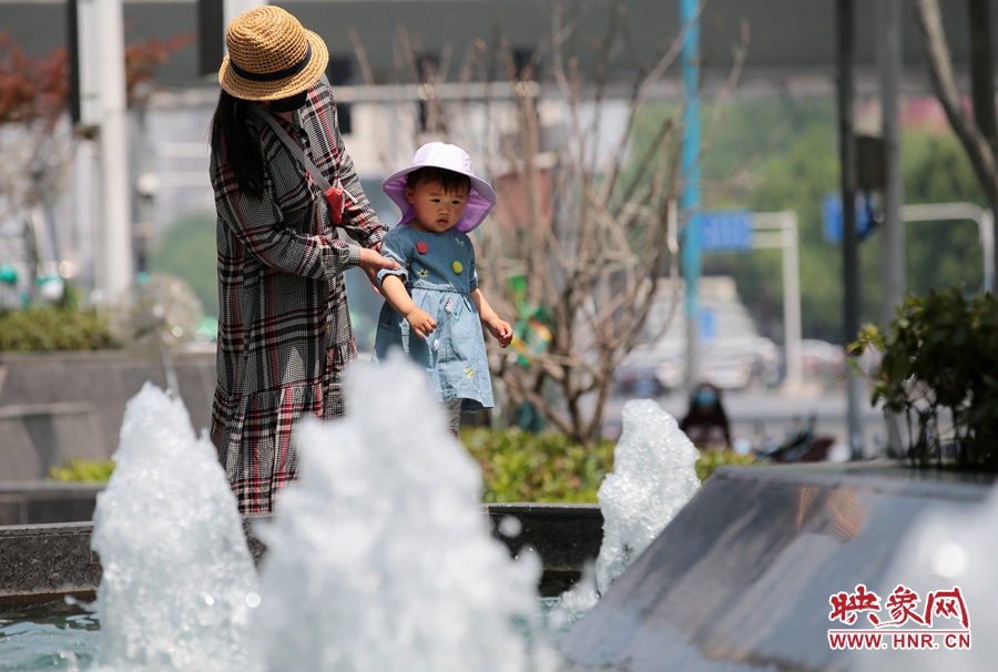 高溫之下孩子對噴泉產(chǎn)生了興趣