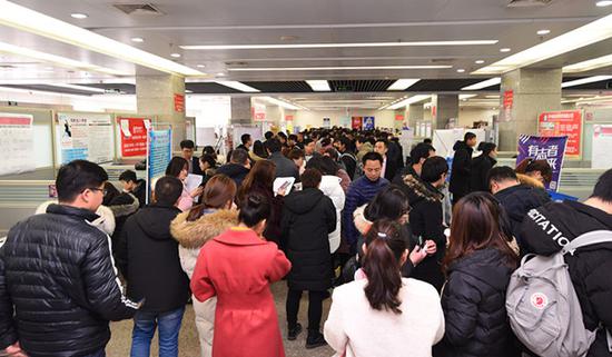 各展位前求職者眾多