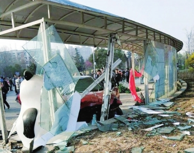 校園候車廳后方的玻璃已被汽車撞碎（網友供圖）