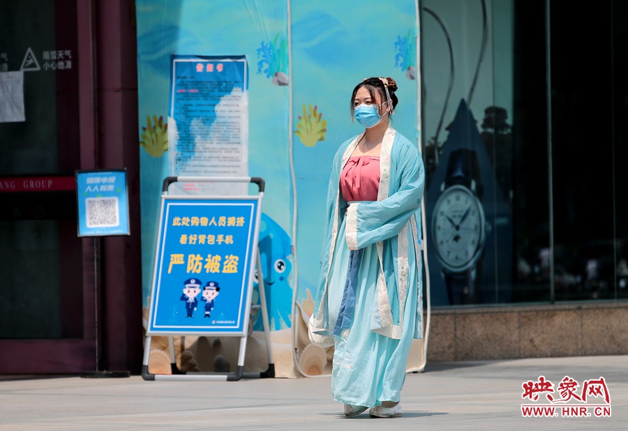 古裝美女漫步在高溫下的街頭