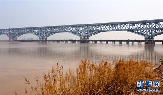 这是4月8日拍摄的施工中的郑济铁路郑州黄河特大桥。新华社记者 朱祥 摄