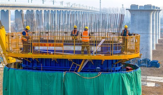 1月3日，在位于洛阳市的焦洛平高铁洛河特大桥建设现场，工人们坚守岗位进行桥墩施工，抓进度、保节点，全力保障工程按时推进。张怡熙 摄