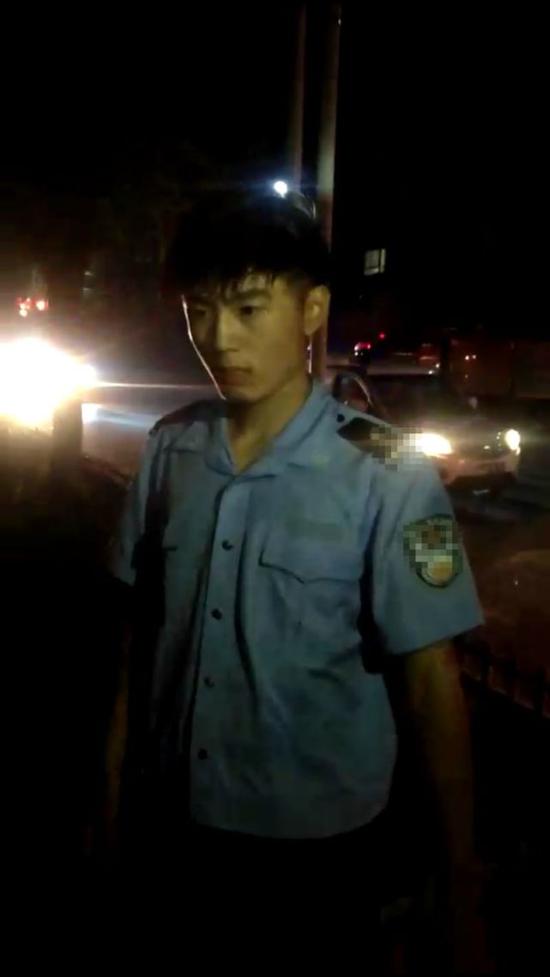 “快看,警察来了!”