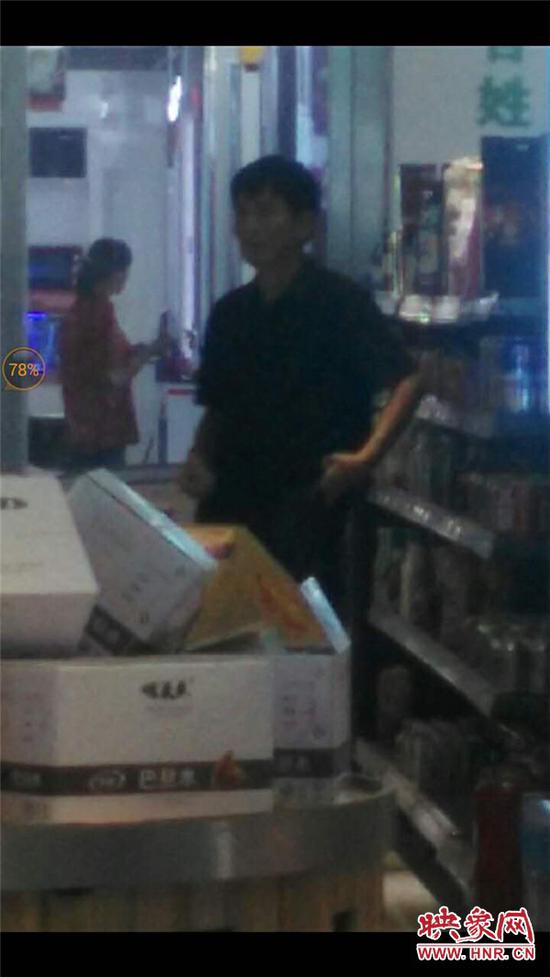 男子在超市里偷東西，正把東西往褲子口袋里裝