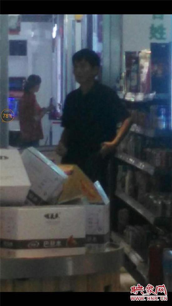 男子在超市里偷東西，正把東西往褲子口袋里裝