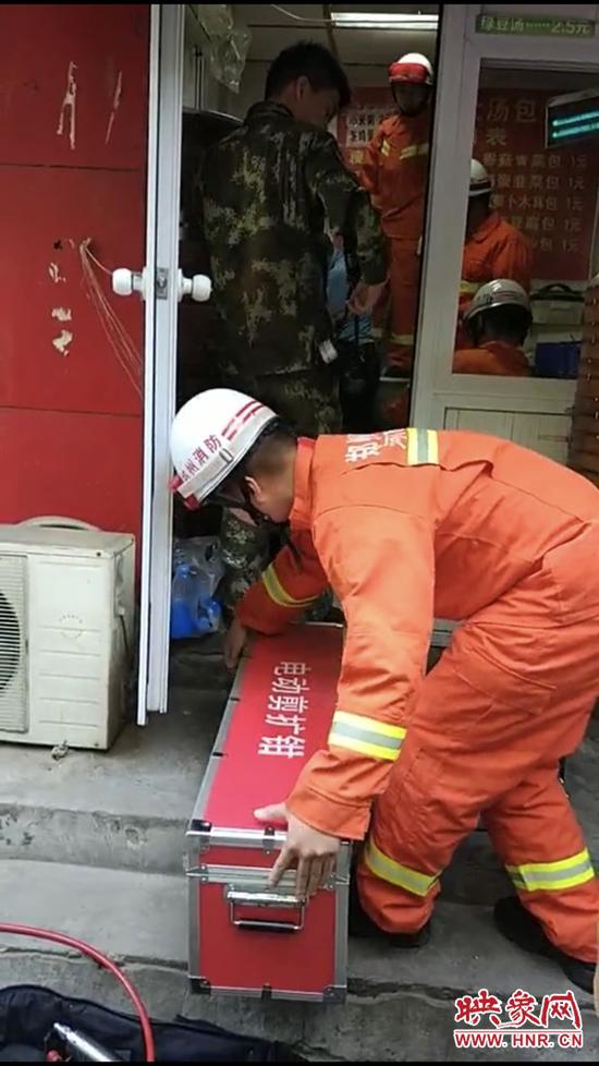 消防人员救人