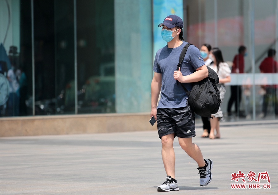 體恤短褲棒球帽，小伙子清涼入夏