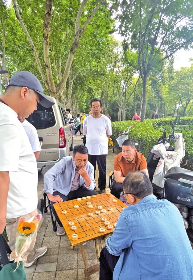 用下象棋驱散焦虑的考生家长