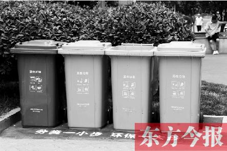 一些已經(jīng)試行垃圾分類小區(qū)的垃圾桶有明顯的標識