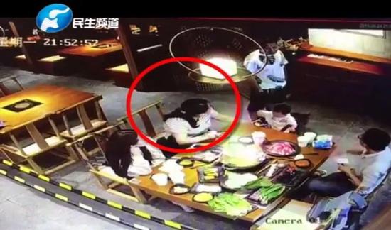 洛陽男子端起滾熱火鍋潑向妻子同學 致其大面積燒傷