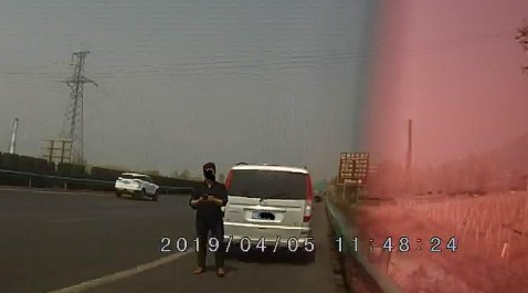 安阳男子高速上停车 逃跑、倒地、装病抗拒交警执法 安阳男子高速上停车 逃跑、倒地、装病抗拒交警执法
