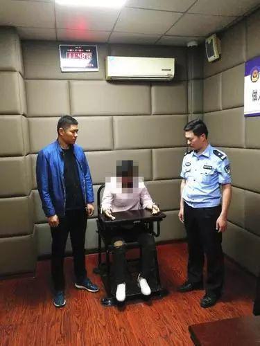 花花爸爸：“出來時，我和孩子來接你！”