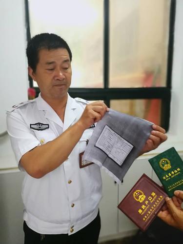 马大哈家长报名丢失户口本 郑州巡防雨中爬楼