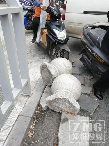 ▲金水路玉鳳路口，自行車道上倒著的石墩，影響行人通行。