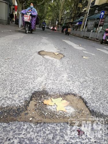 ▲經五路黃河路口南側，路面坑洼不平。