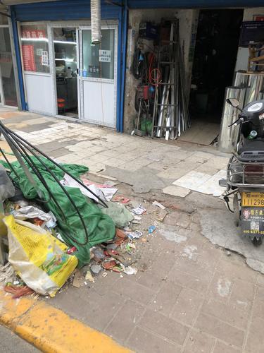 ▲民安路人行道垃圾堆積