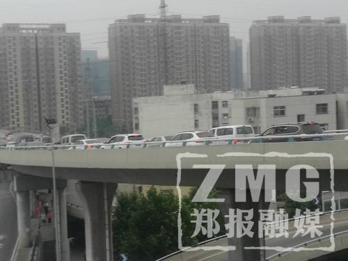 医学院立交桥,金水路段,由东向西方向呈“蜗牛状”移动。