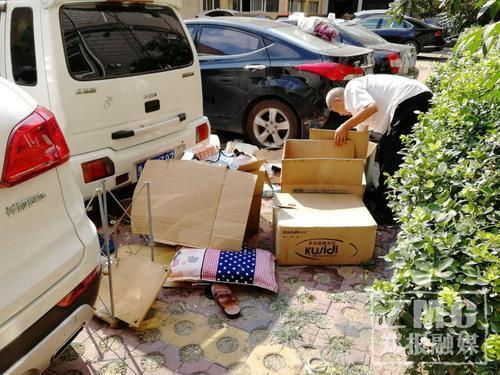 郑州女业主疑因感情问题情绪失控 民警喷辣椒水制服