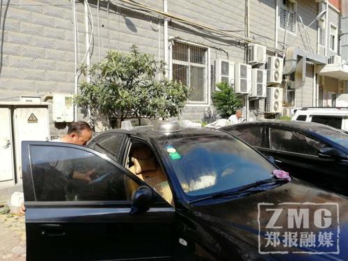 郑州女业主疑因感情问题情绪失控 民警喷辣椒水制服