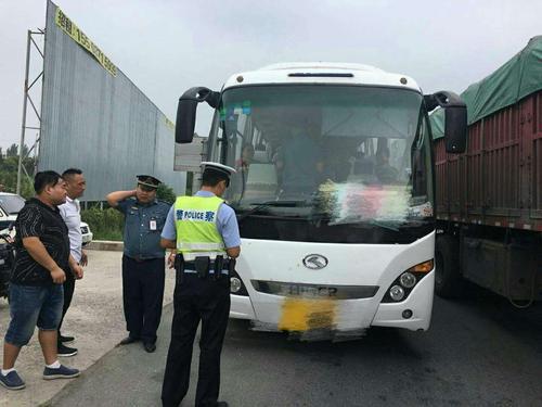民警当即依法对该车司机处罚后,责令其立即拆除,恢复原状。